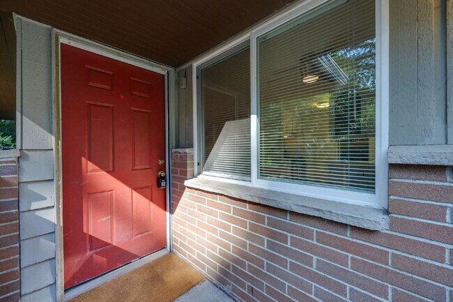 Building Photo - Charming House For Rent in Burien! Full Si...