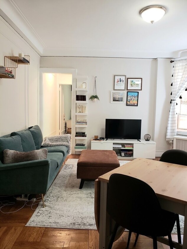 Living Room Front View - 698 W West End Ave