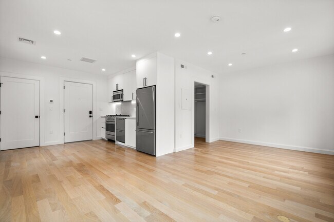 Building Photo - 1618 Beacon St