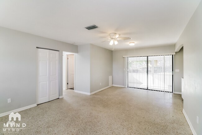 Foto del edificio - 7088 Spring Hill Dr