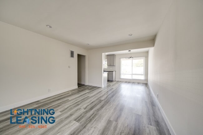 Building Photo - 532 E Arbor Vitae St