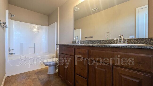 Foto del edificio - 764B E Ridge Blvd