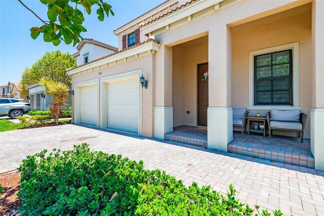 Foto del edificio - 19115 NE 8th Ct
