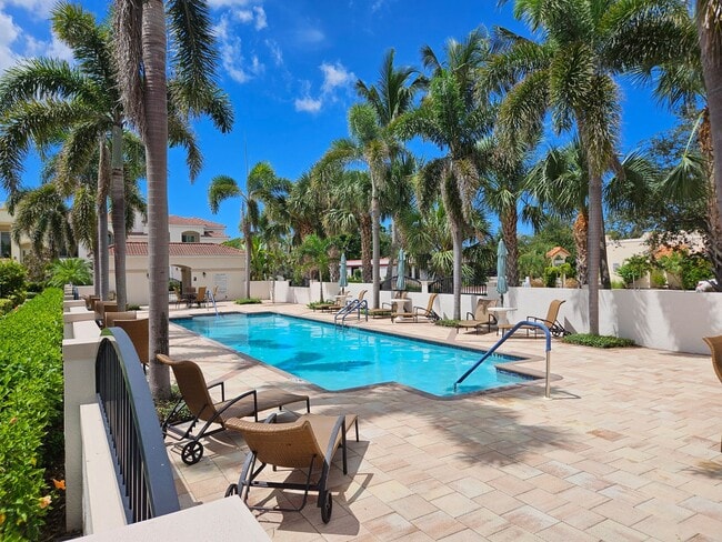 Building Photo - Seasonal Short-Term 2 Bedroom, 2.5 Bath Multi-Level Condo with Balcony and Patio located on Venic...