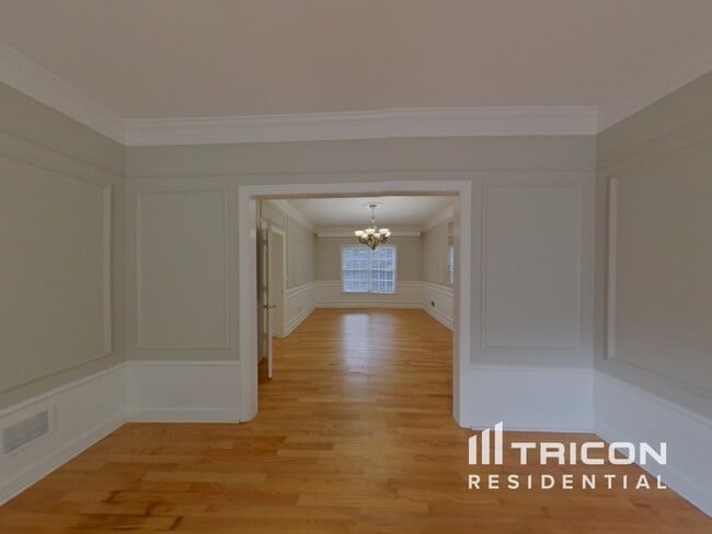 Building Photo - 5630 Vicarage Walk