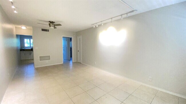 Foto del edificio - 660 Cypress Lake Blvd