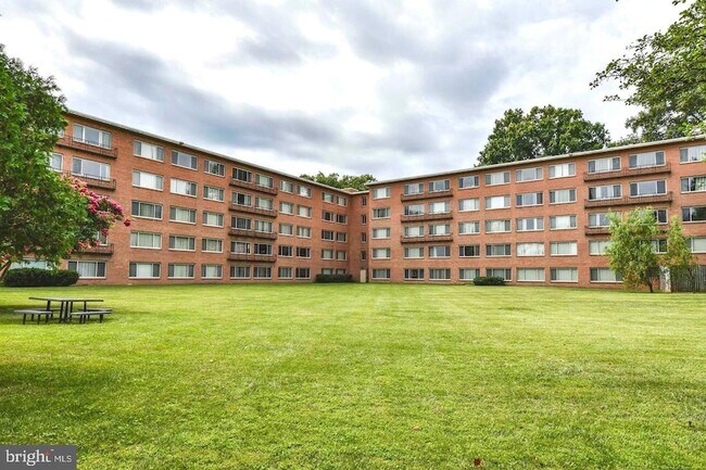 Foto del edificio - 10570 Main St