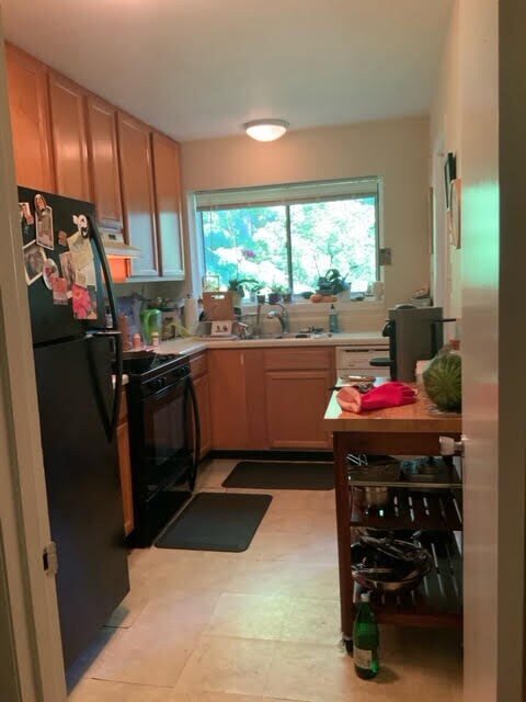 Spacious kitchen for five-star chefs or microwave magicians - 10631 Weymouth St