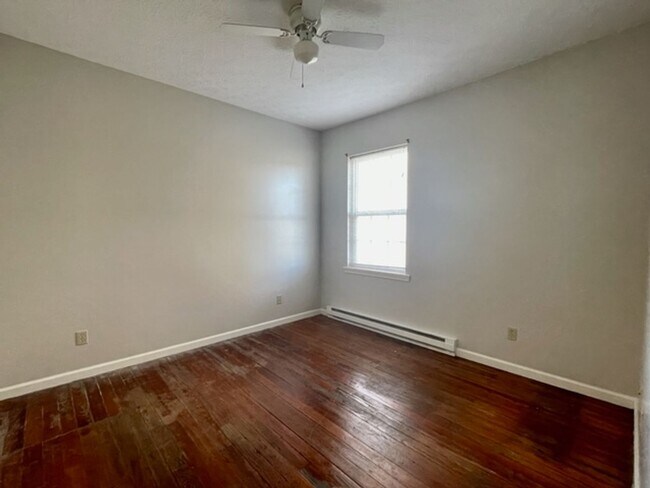 Building Photo - COUNTRY 2 Bedroom Available