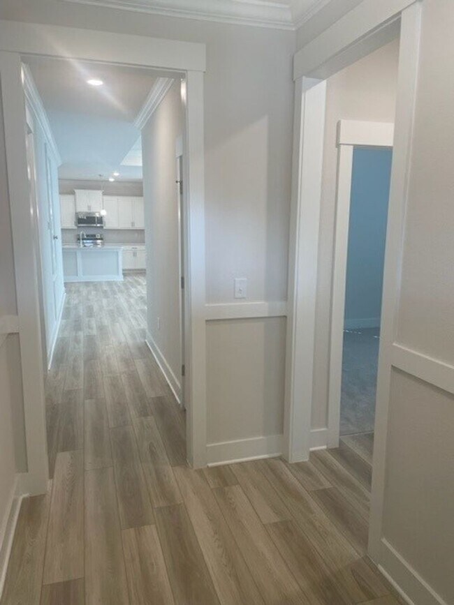Foto del edificio - 4 Bedroom/2 Bathroom Minutes from Local Beach!