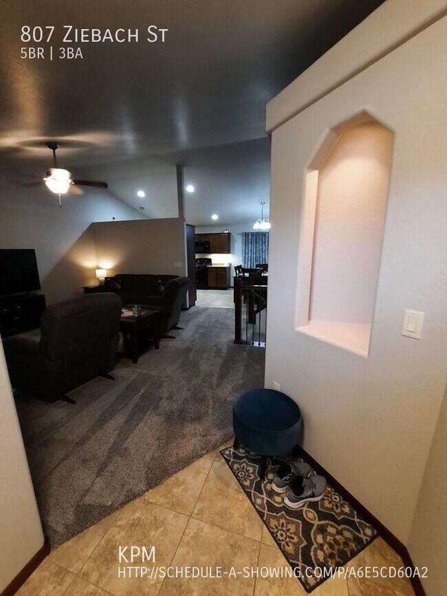 Building Photo - 5 BEDROOM | 3 BATH | HOUSE | DOUBLE GARAGE...