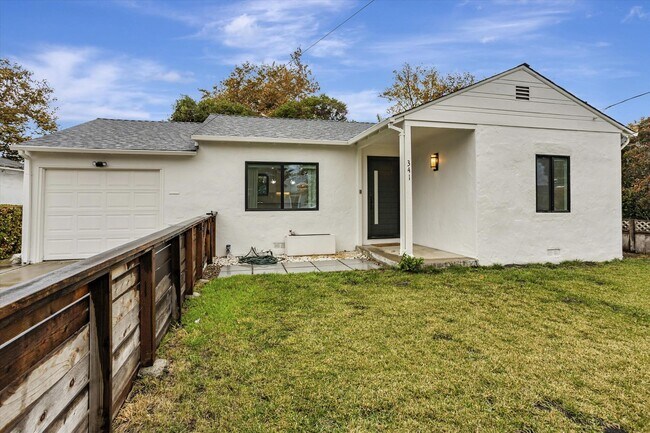 Foto del edificio - Like New! Welcome to this stunning 3 bedro...