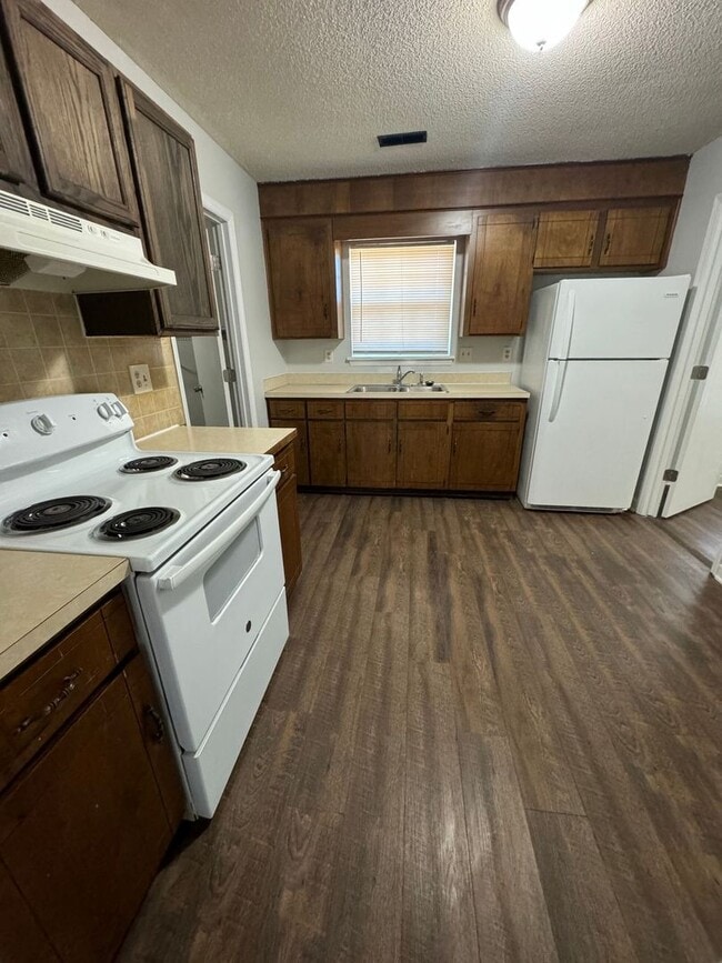 Building Photo - 3-Bedroom, 1.5-bathroom Brick Home with Garage ***RENT SPECIAL: FIRST MONTH FREE RENT!!!***