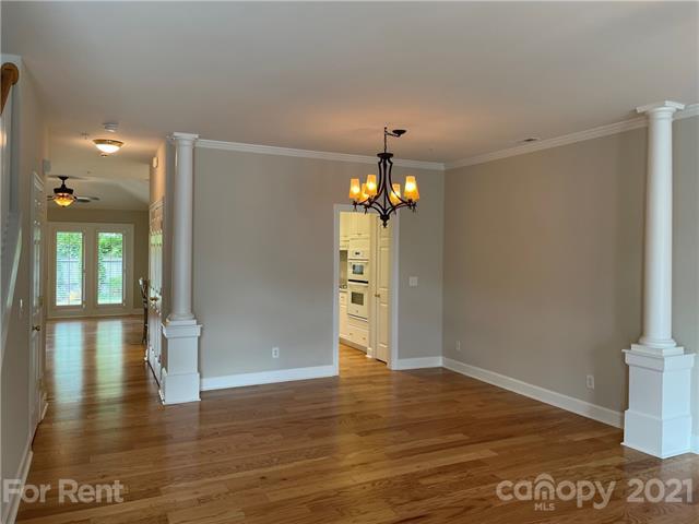 Building Photo - 335 Sloane Square Way