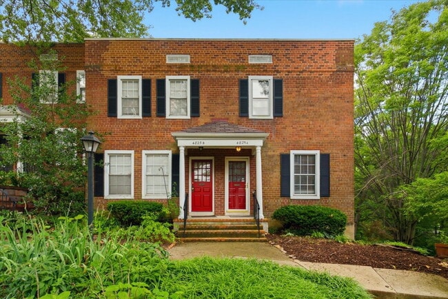 Elegant End-Unit Fairlington Villages Townhome with Private Balcony & Exceptional Community Ameni... - Elegant End-Unit Fairlington Villages Townhome with Private Balcony & Exceptional Community Ameni...