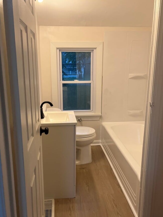 Foto del edificio - Charming 2-Bedroom Upper Unit – Spacious Living