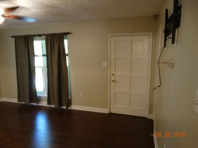 Building Photo - 3/2 | 1350 sqft | Fenced in back yard