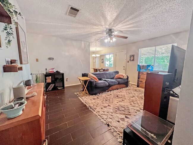 Foto del edificio - 8402 Cornwall Dr