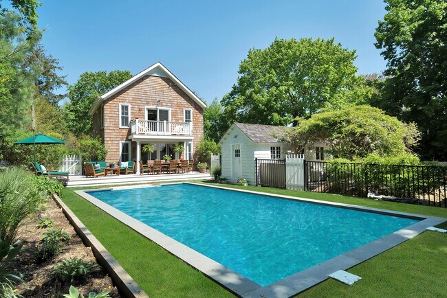 Building Photo - 2863 Montauk Hwy