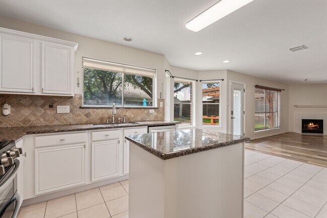 Foto del edificio - 22523 Holly Lake Dr