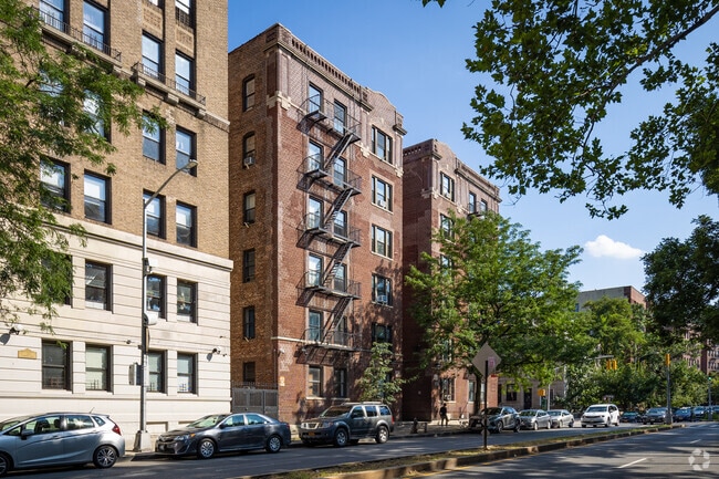 Building Photo - 700 Riverside Dr