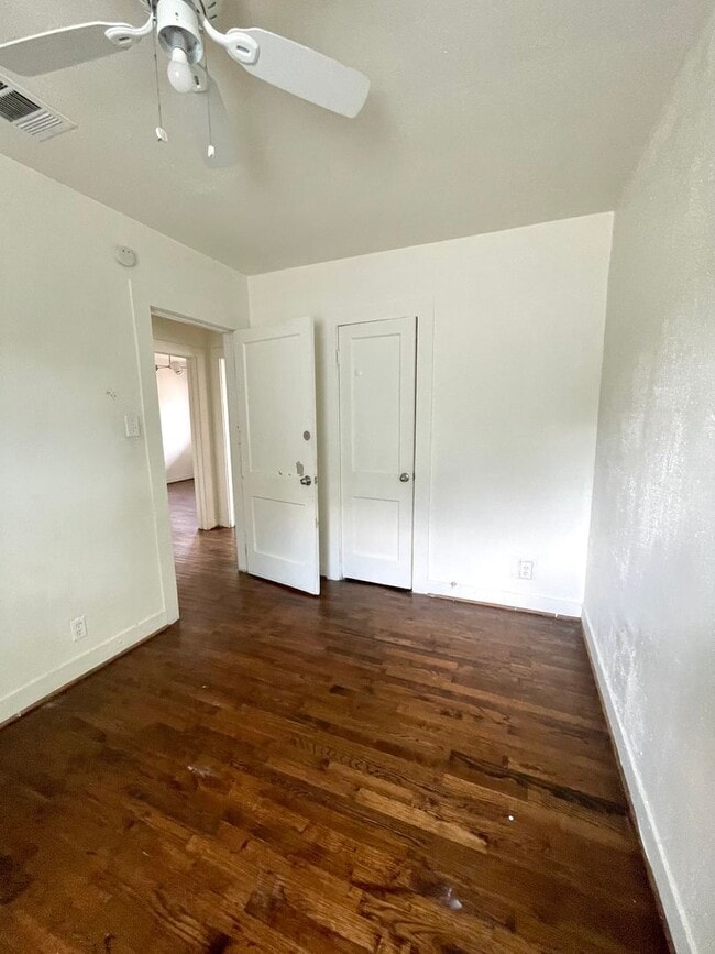 Building Photo - Cute 2 bed/1 bath House Steps Away from Park