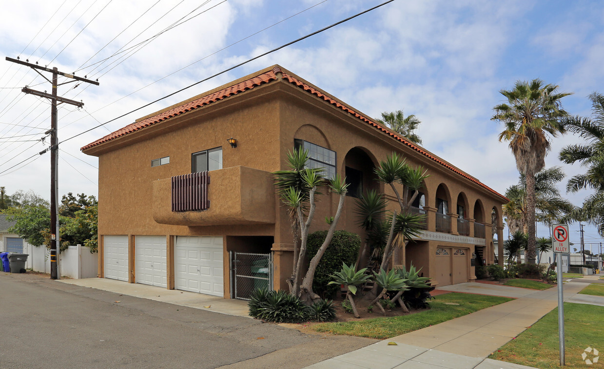 Building Photo - Freeman Palms Apartments