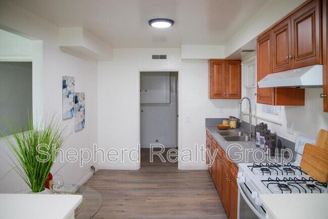 Building Photo - 128 N Lark Ellen Ave