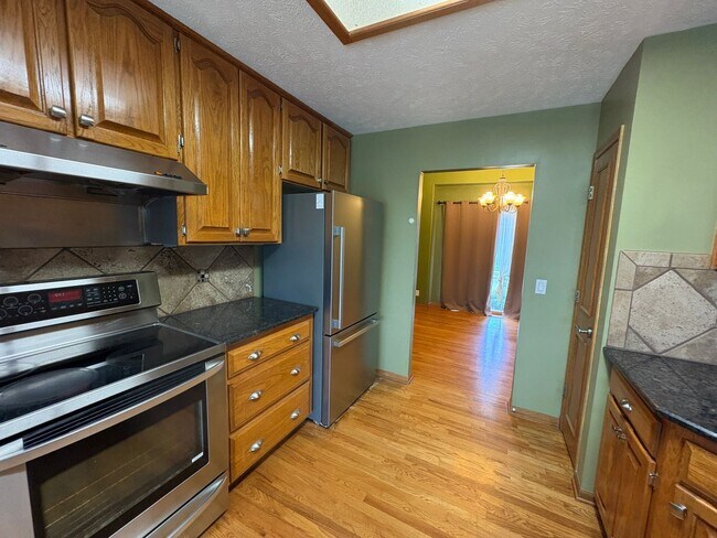 Building Photo - For Rent: 65721 Hillcrest Lane