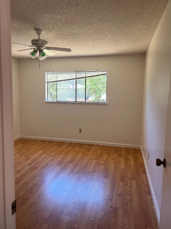 Foto del edificio - 345 Sky Oaks Dr