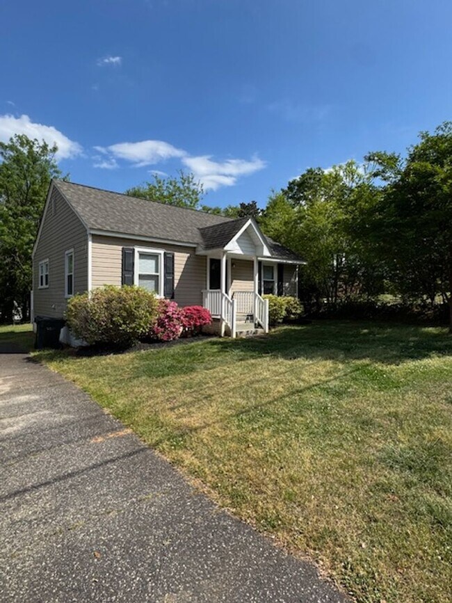 Foto del edificio - Adorable 2 Bedtoom-1 Bath Bungalow in great location, close to Downtown Greer! Lawn Service inclu...