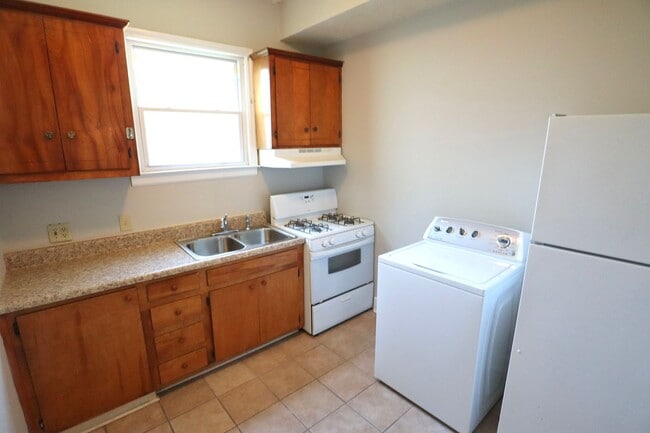 Building Photo - 2 Bed 1 Bath Apartment Located in the Heart of downtown Charleston & Close to the College of Char...