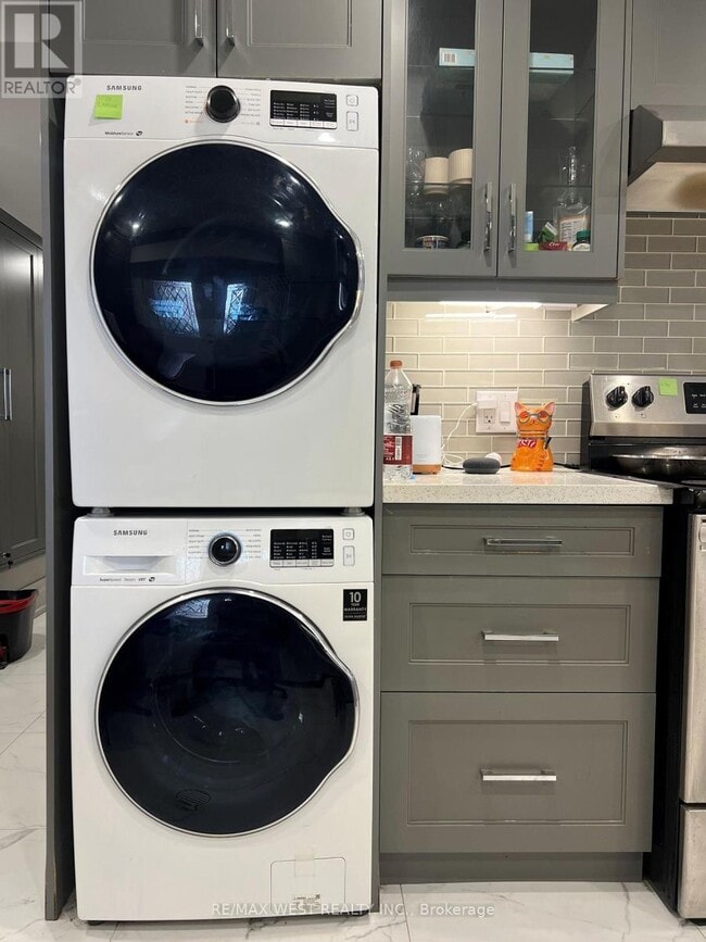 Building Photo - 1495 King St W