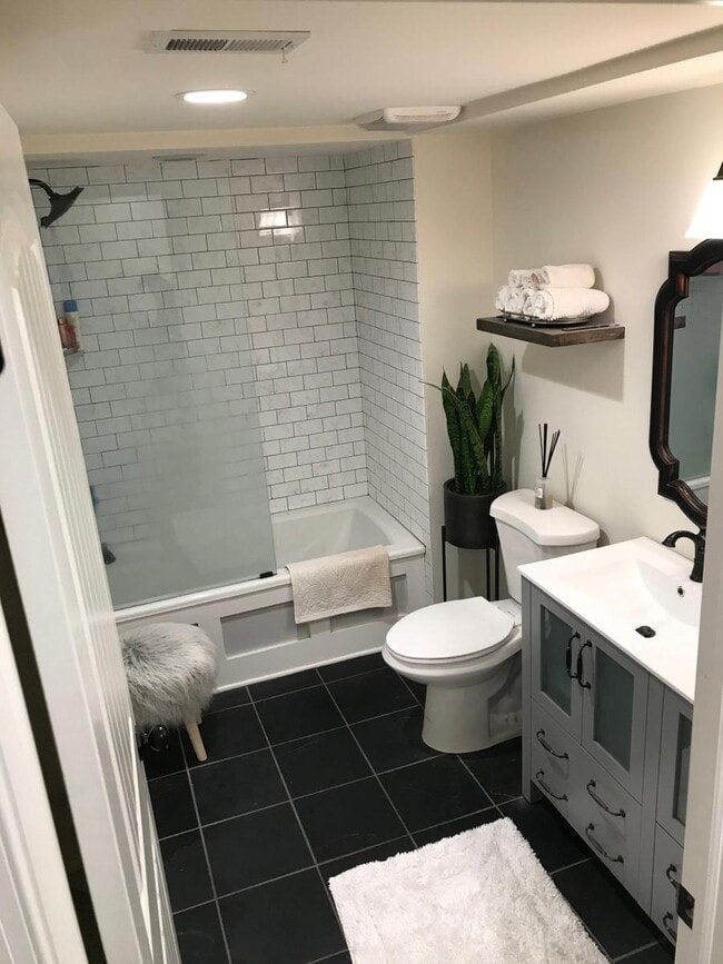 Bathroom - 751 N Uber St