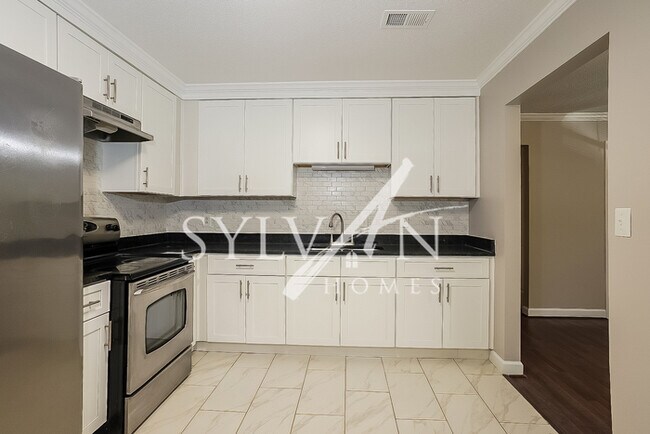 Building Photo - This charming brick home is ready for your...