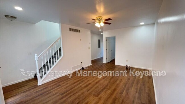 Foto del edificio - 1715 Larkins Wy