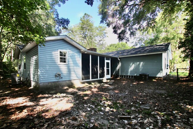 Building Photo - Newly remodeled 3 bedroom home with mother...