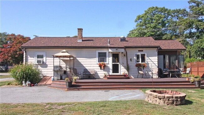 Foto del edificio - 436 Crandall Rd