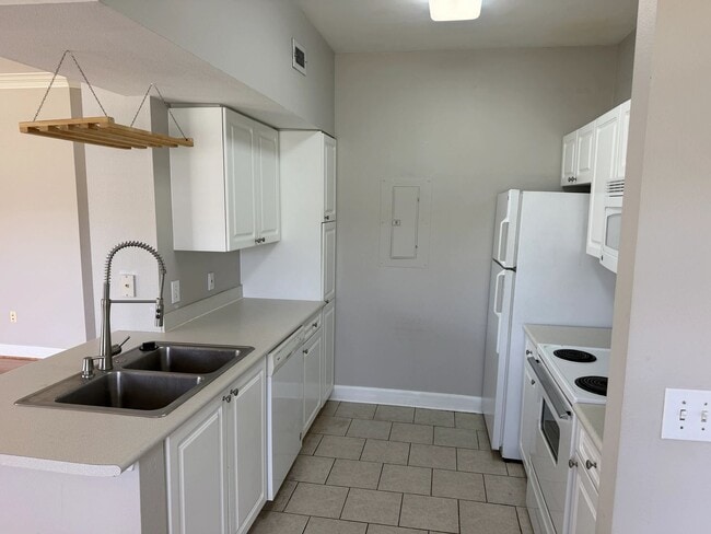 Building Photo - 11620 Tomahawk Creek Pkwy