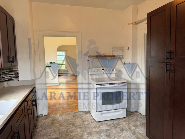 Building Photo - 3 Bedroom 1 Bathroom Apartment