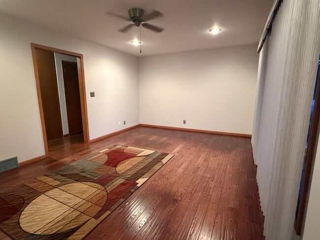 Building Photo - 2 Bed 2 Bath in Duplex for 55+