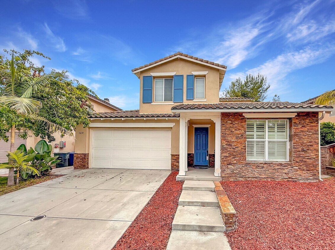 Foto principal - Beautiful 5 Bed, 4 Bath Home on Quiet Trai...
