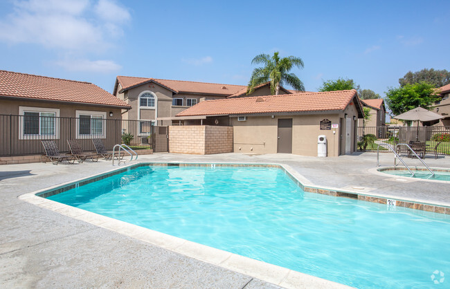 Piscina principal - Redlands Towne Square-No Availability