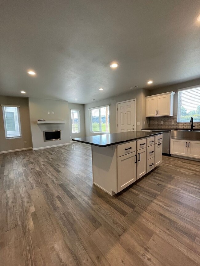Building Photo - Exquisite 3-Bedroom Home with Modern Elegance and Scenic Views!