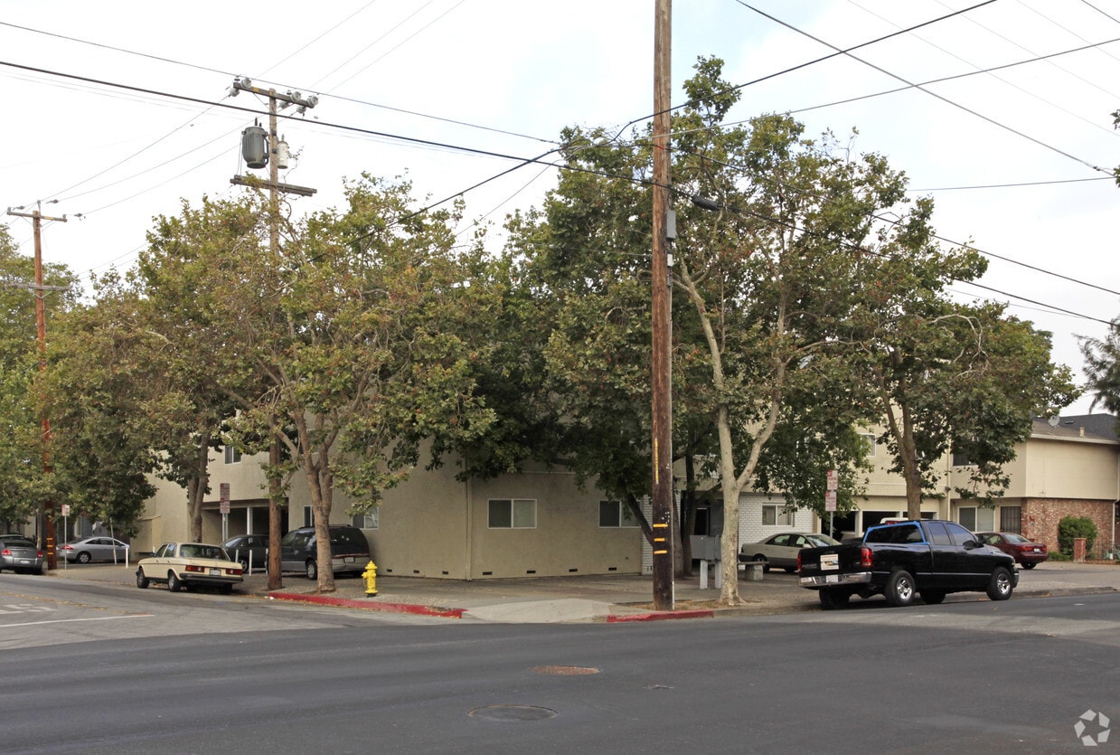 Building Photo - 695 S 11th St