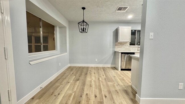 Foto del edificio - 415 Starborough Dr