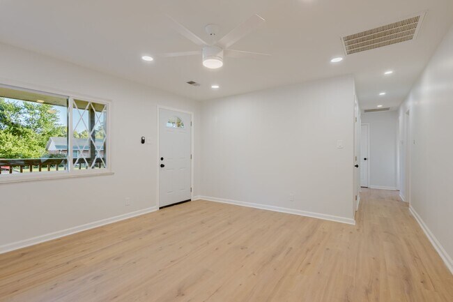 Building Photo - Completely Renovated House in the Holiday Hills Subdivision   251125