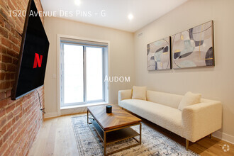 Building Photo - 1520 Av des Pins O