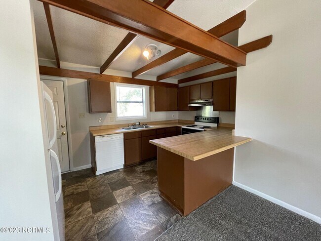 Building Photo - 157 Village Cir