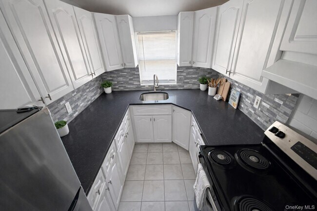 Foto del edificio - 72-18 Elizabeth Ave